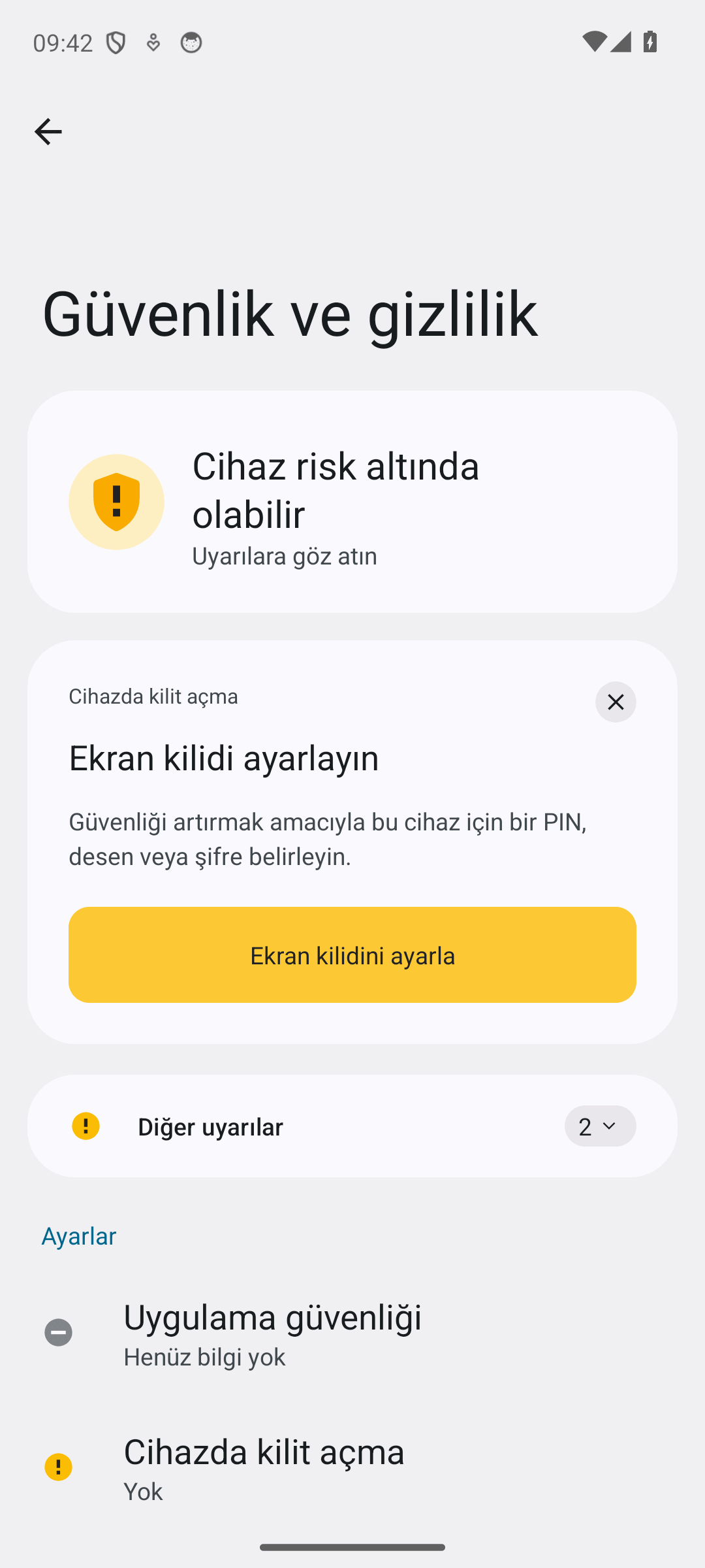 Android Güvenlik ve gizlilik ekranı: Cihaz risk altında olabilir uyarısı ve Ekran kilidini ayarla düğmesi