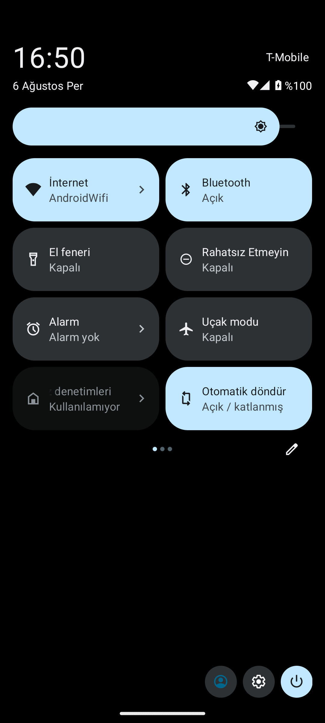 Android hızlı ayarlar paneli: İnternet, Bluetooth, El feneri, Rahatsız Etmeyin, Alarm, Uçak modu kutuları