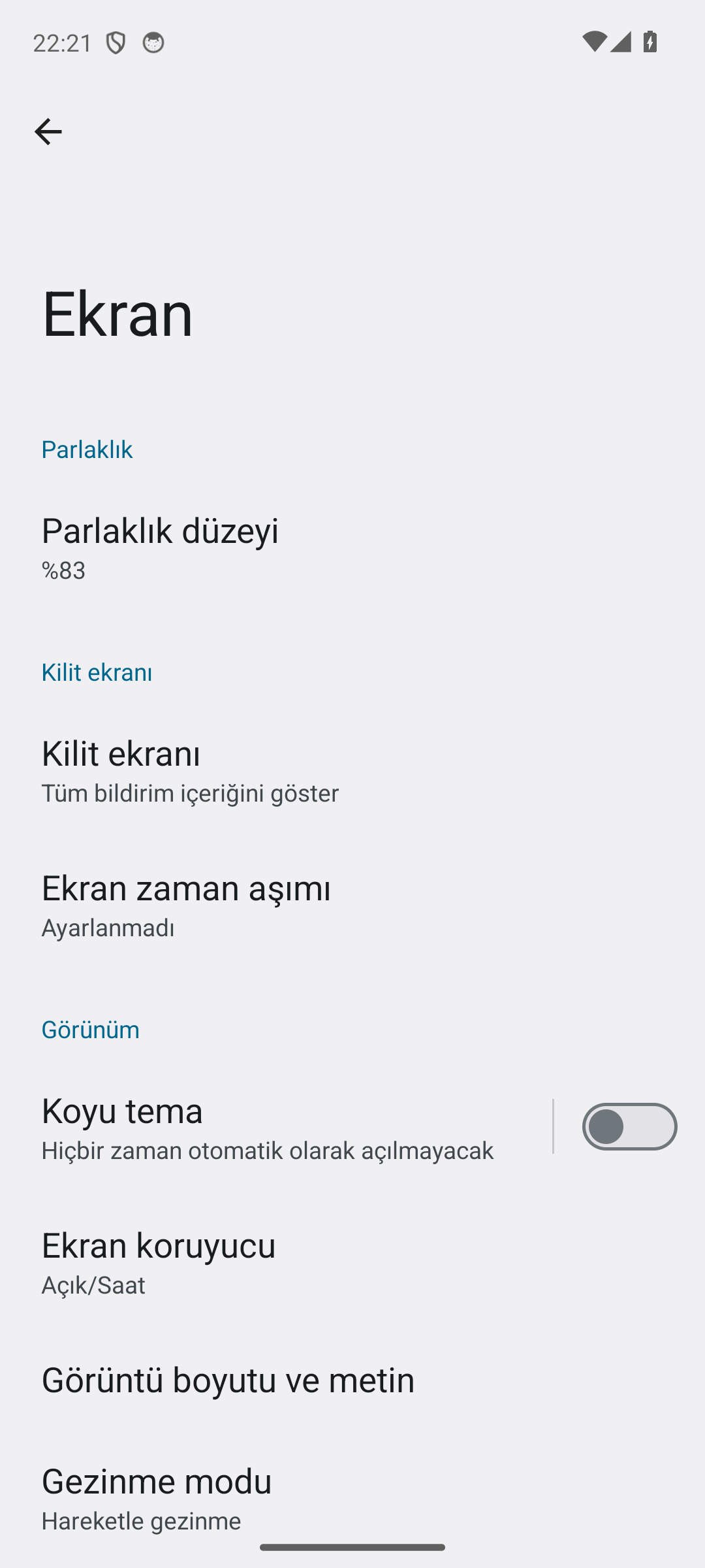 Android Ayarlar uygulamasındaki Ekran bölümü ve Görünüm başlığı altındaki Koyu tema anahtarı