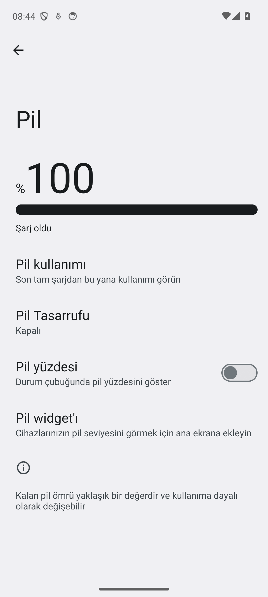 Android Ayarlar uygulamasının Pil bölümü: Pil kullanımı, Pil Tasarrufu, Pil yüzdesi ve Pil widget'ı satırları