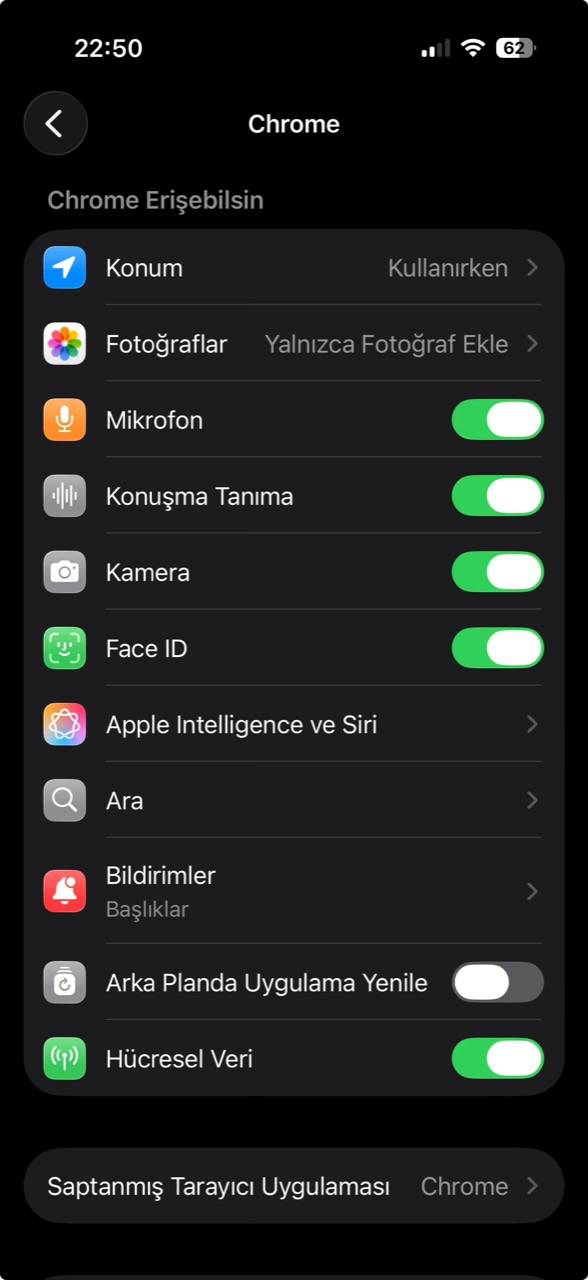 iPhone’da Chrome uygulaması için konum, fotoğraf, mikrofon ve kamera izinlerinin yer aldığı Ayarlar ekranı