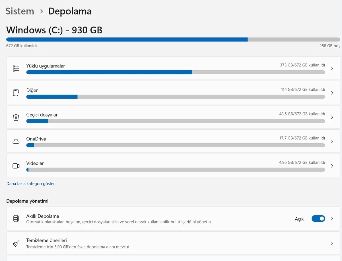 Windows 11 Depolama Algılayıcısının geçici dosyaları temizleyerek disk alanı açma akışı
