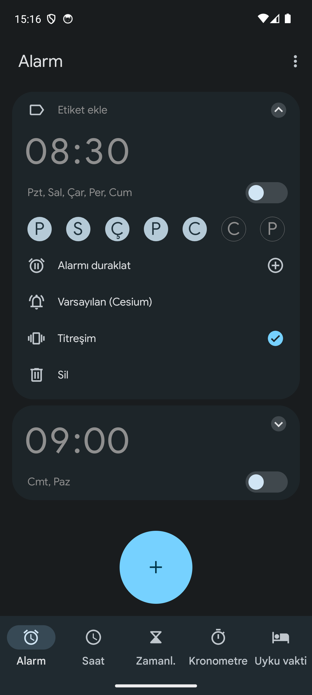 Genişletilmiş alarm kartı: Etiket ekle, saat, hafta günü daireleri, Alarmı duraklat, zil sesi, Titreşim ve Sil seçenekleri
