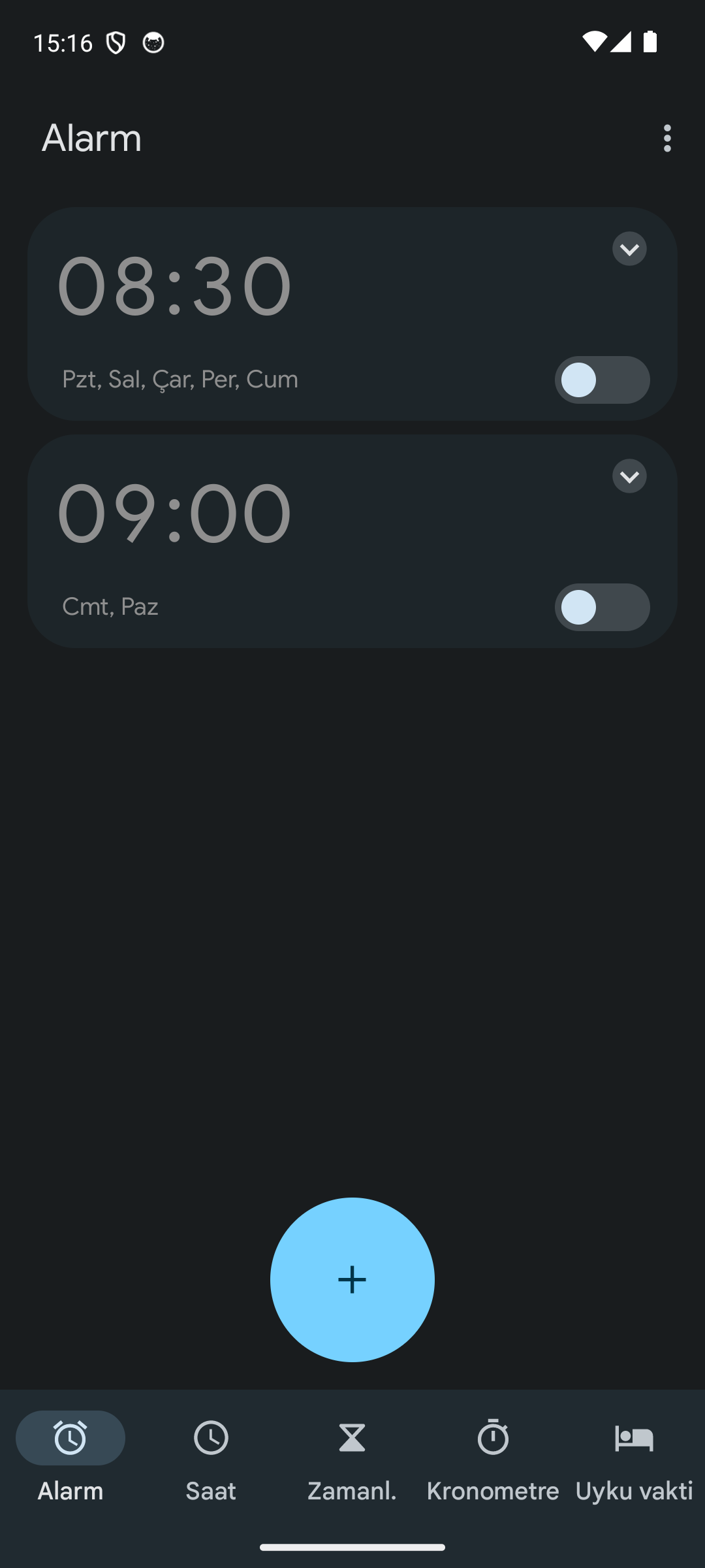 Android Saat uygulamasının Alarm sekmesi: kurulu alarmlar, açma kapama anahtarları ve alarm ekleme düğmesi