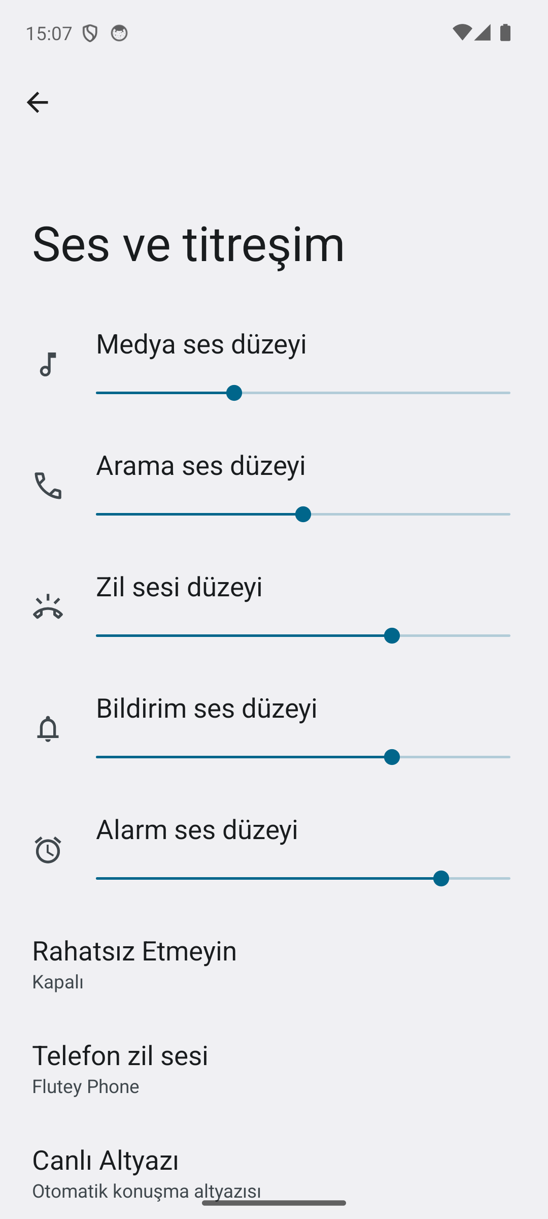 Android Ses ve titreşim ekranı: Medya, Arama, Zil sesi, Bildirim ve Alarm ses düzeyi kaydırıcıları ile Telefon zil sesi satırı