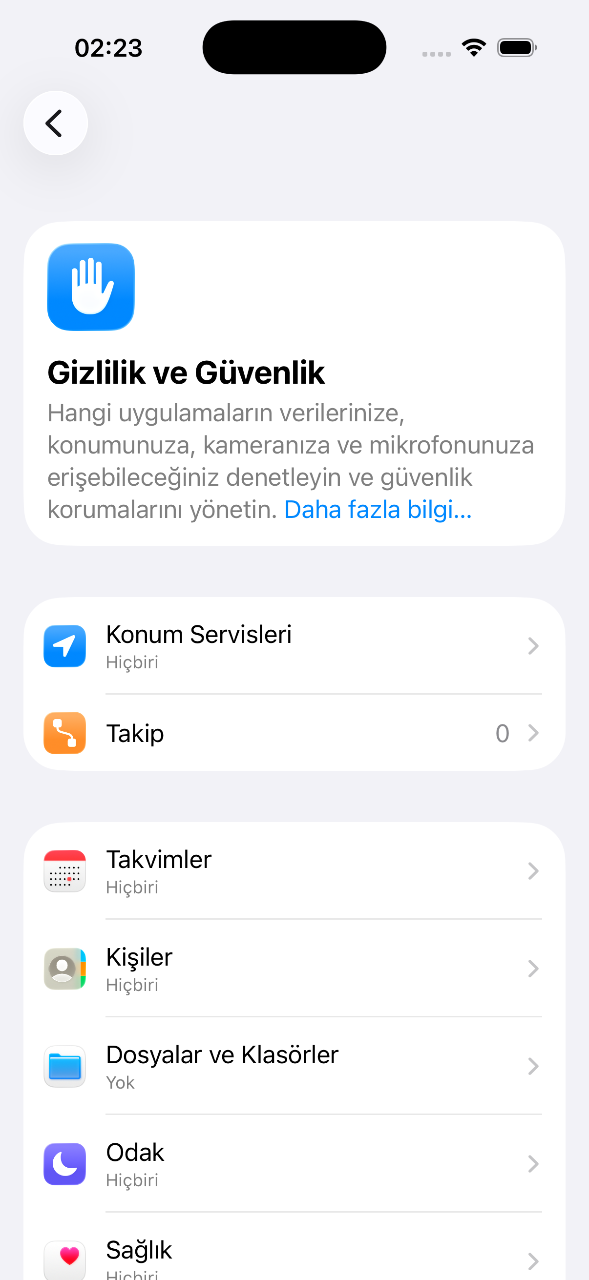 iOS 26'da Ayarlar Gizlilik ve Güvenlik ekranı: Konum Servisleri, Takip, Takvimler, Kişiler, Dosyalar ve Klasörler, Odak ve Sağlık satırları