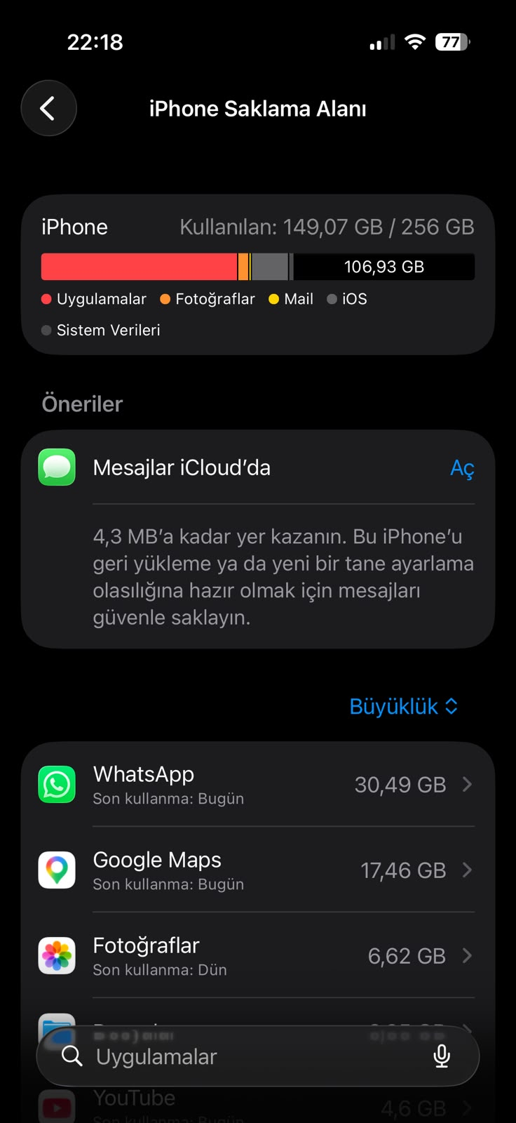 iPhone Saklama Alanı ekranı: kullanım çubuğu, Uygulamalar, Fotoğraflar, Mail, iOS ve Sistem Verileri kategorileri, Öneriler bölümü ve boyuta göre sıralanmış uygulama listesi