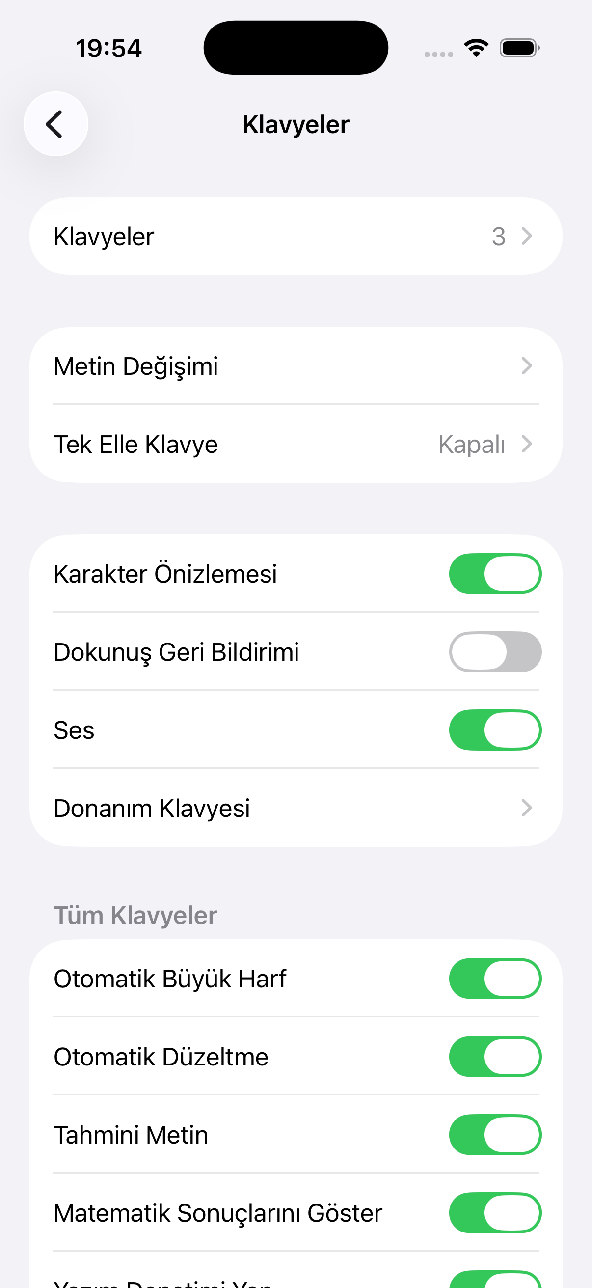 iOS 26'da Klavyeler ekranı: en üstte Klavyeler satırı (3), altında Metin Değişimi, Tek Elle Klavye ve Tüm Klavyeler bölümü