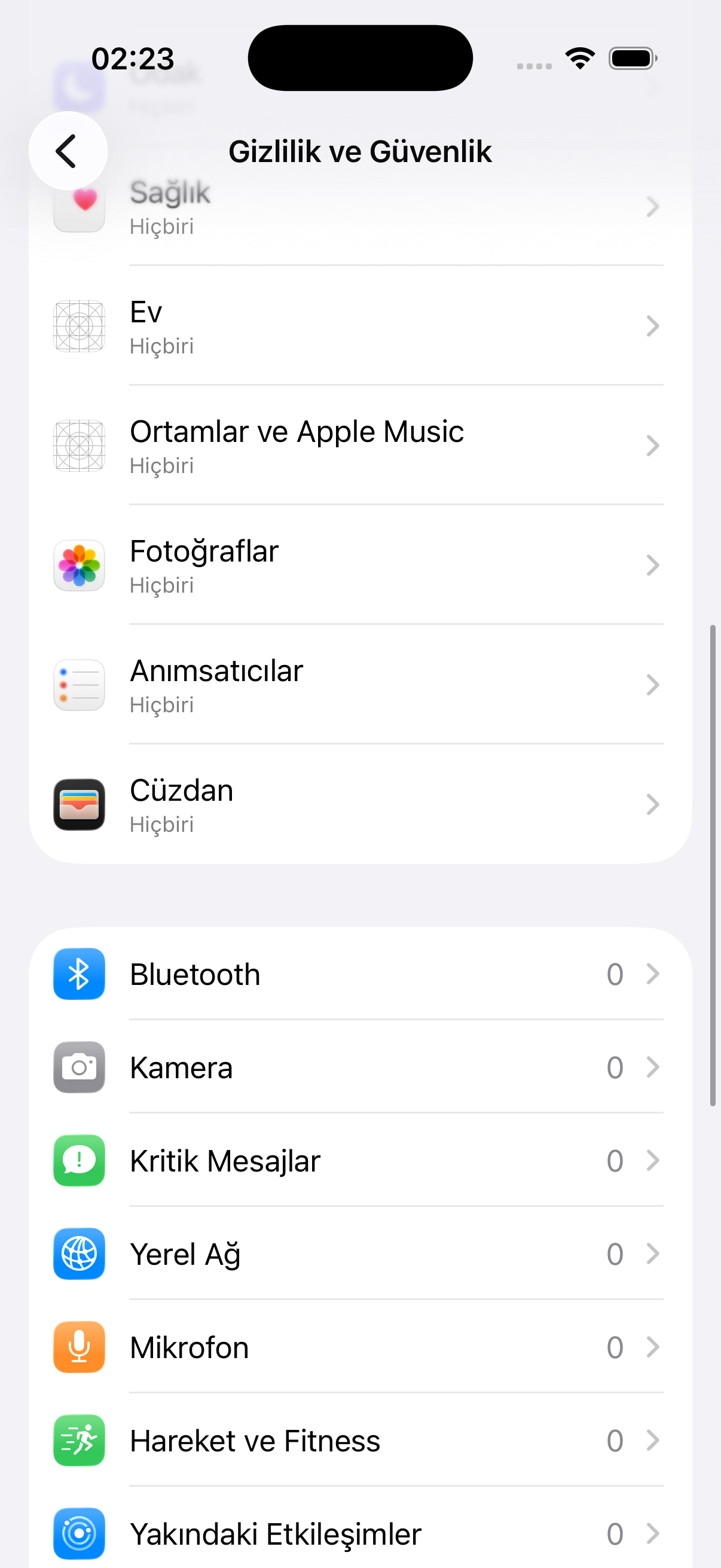 Gizlilik ve Güvenlik listesinin devamı: Fotoğraflar, Anımsatıcılar, Cüzdan, Bluetooth, Kamera, Kritik Mesajlar, Yerel Ağ ve Mikrofon satırları