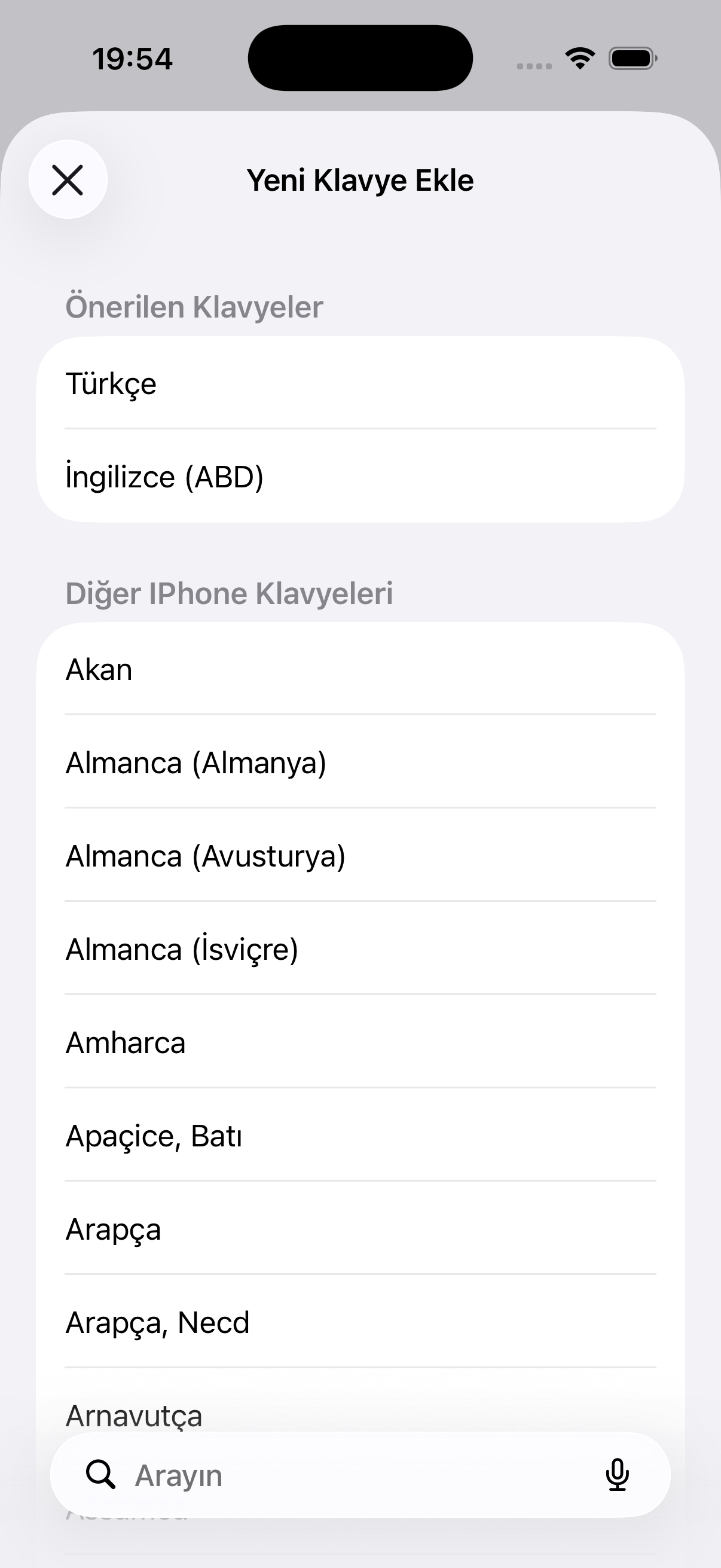 Yeni Klavye Ekle sayfası: Önerilen Klavyeler bölümünde Türkçe ve İngilizce (ABD), altında Diğer iPhone Klavyeleri listesi ve Arayın alanı