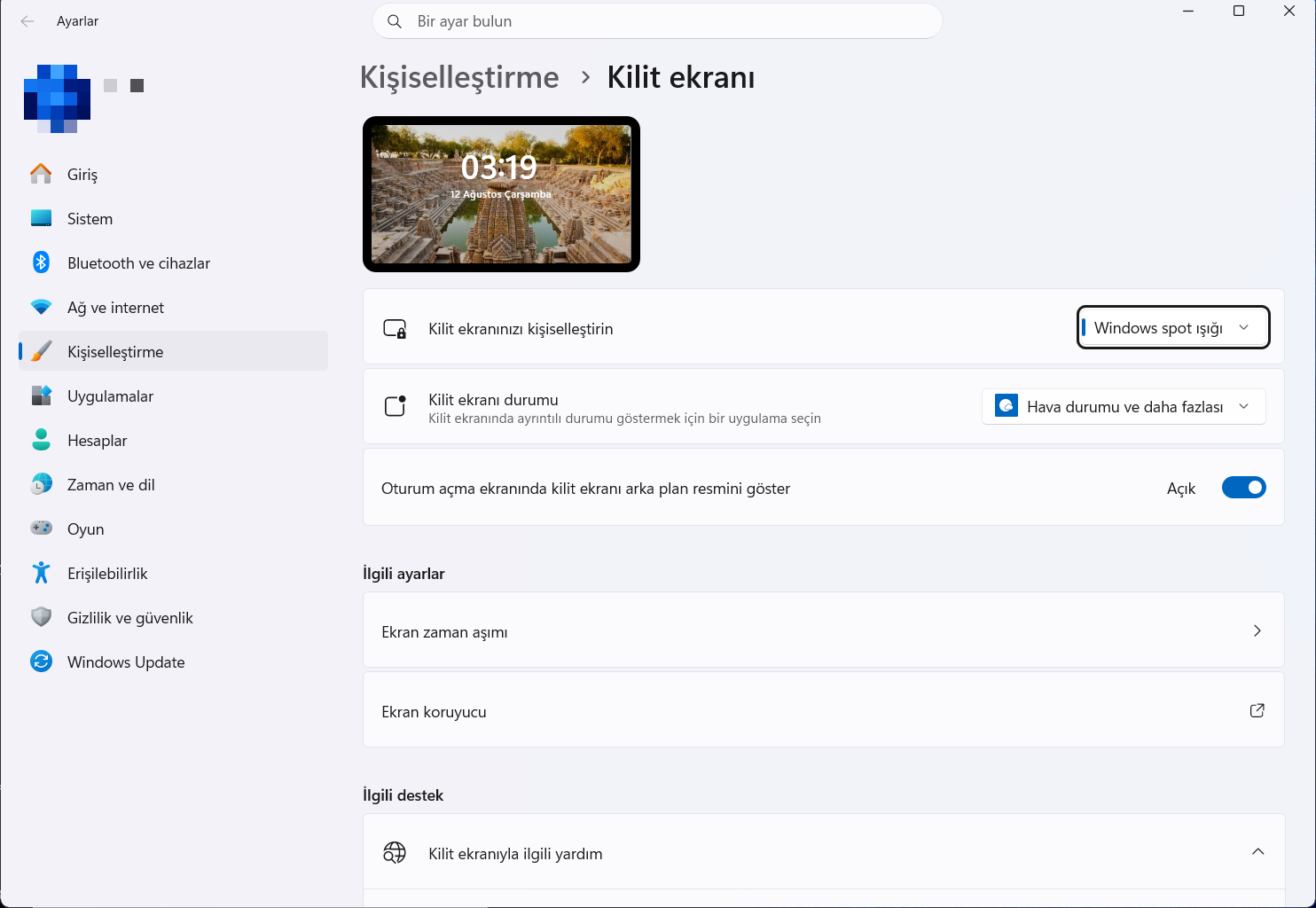 Windows 11 Kişiselleştirme Kilit ekranı sayfası: kilit ekranı önizlemesi, kişiselleştirme ve durum seçenekleri, İlgili ayarlar altında Ekran zaman aşımı ve Ekran koruyucu bağlantıları