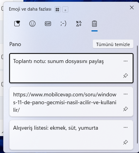 Windows 11 pano geçmişi paneli: üstte emoji ve pano sekmeleri, Pano başlığı ile Tümünü temizle düğmesi, her öğe kartında üç nokta menüsü ve raptiye simgesi