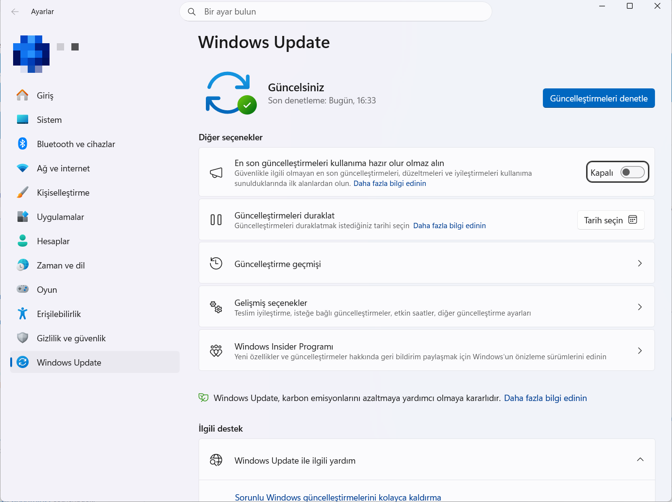 Windows 11 Windows Update sayfası: Güncelsiniz durumu, Güncelleştirmeleri denetle düğmesi, Güncelleştirmeleri duraklat ve Gelişmiş seçenekler satırları